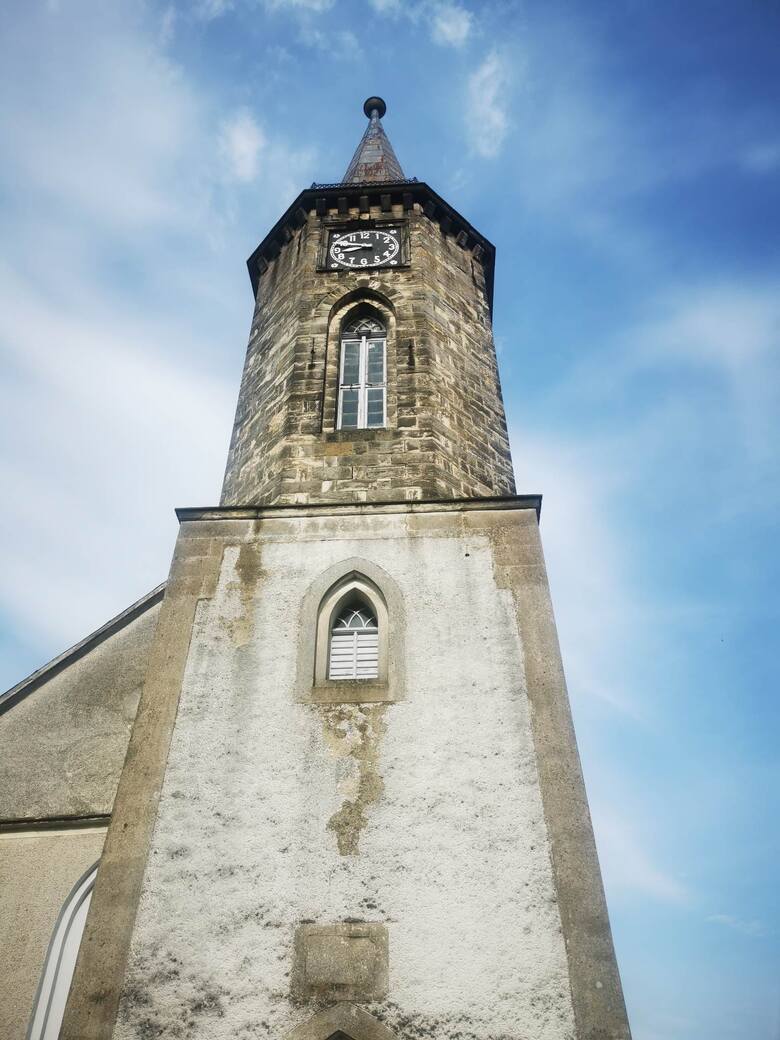 Dzwonnica przy kościele ewangelickim w Tomisławiu została wybudowana w 1699 roku