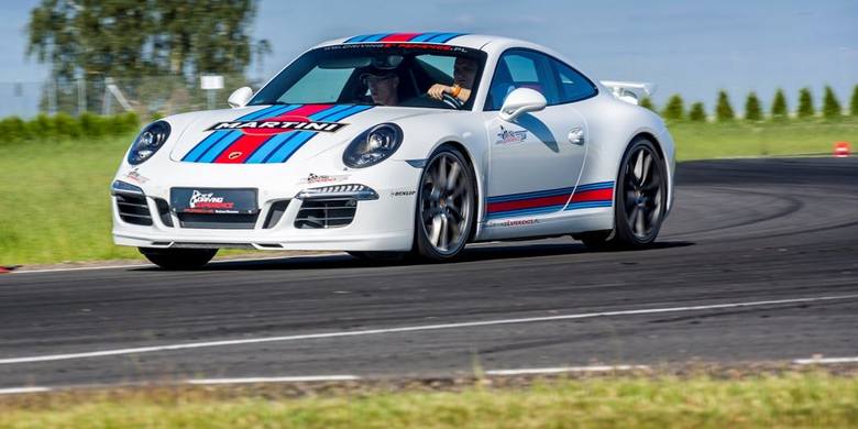 <strong>Porsche 911 Carrera S Martini Racing</strong><br />  <br /> Na całym świecie jest zaledwie 80 sztuk Carrera S Martini Racing Edition! Silnik pojemności 3,8 litra, o mocy 400 KM może sprawić wiele radości. Samochód przyspiesza od 0 do 100 km/h w 4,1 sekundy! Limitowaną edycję wyróżnia dekoracyjne...