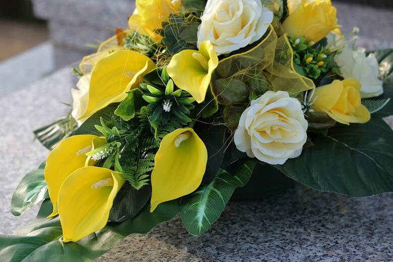 Eleganckie stroiki na grób z kwiatów sztucznych