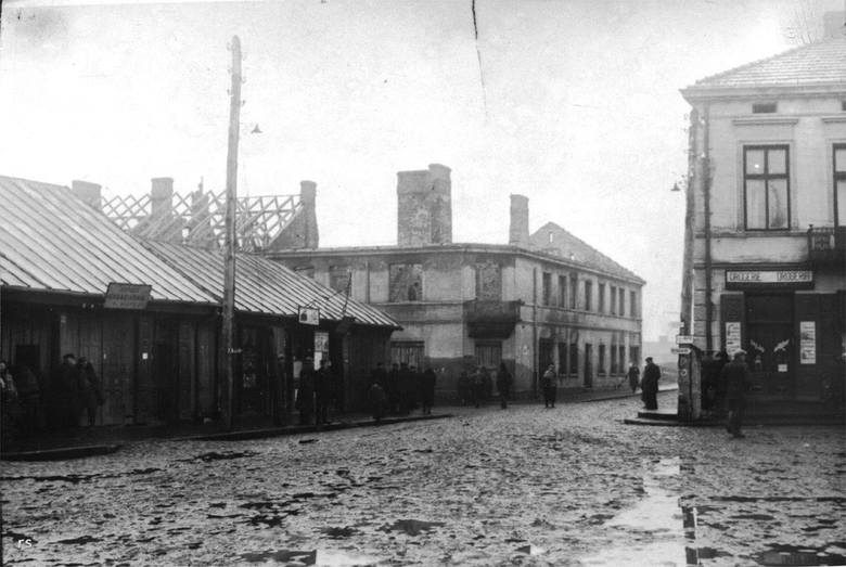 1939, Panorama ulicy Żwirki w początkowym okresie okupacji z widocznymi zniszczeniami wojennymi. Centralnie sklep z ubiorami Żyda Klaperzaka.