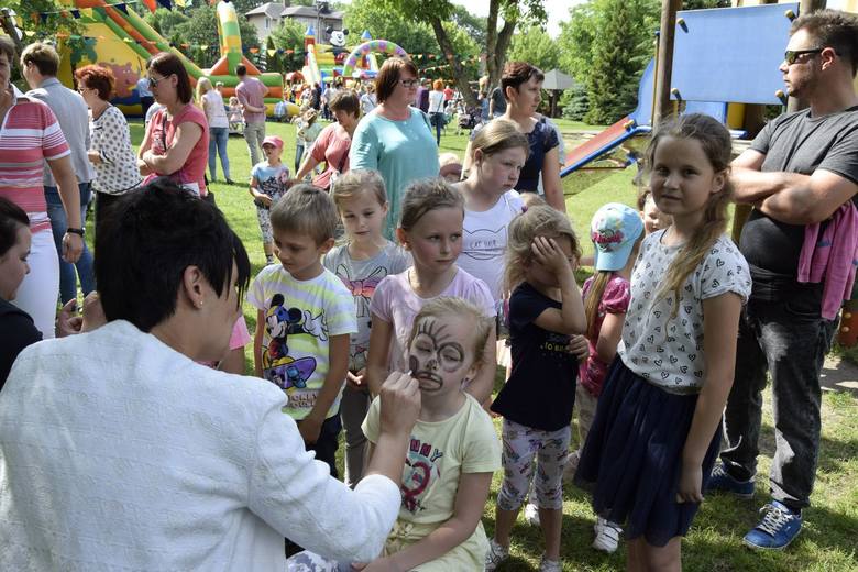 Zabawa na pikniku Rodzinnym w Przedszkolu nr 1 w Skierniewicach rozpoczęła się w piątek, 25 maja, po południu. Organizatorzy imprezy przygotowali wiele atrakcji nie tylko dla dzieci, ale i ich rodziców i opiekunów. Zresztą zobaczcie sami.