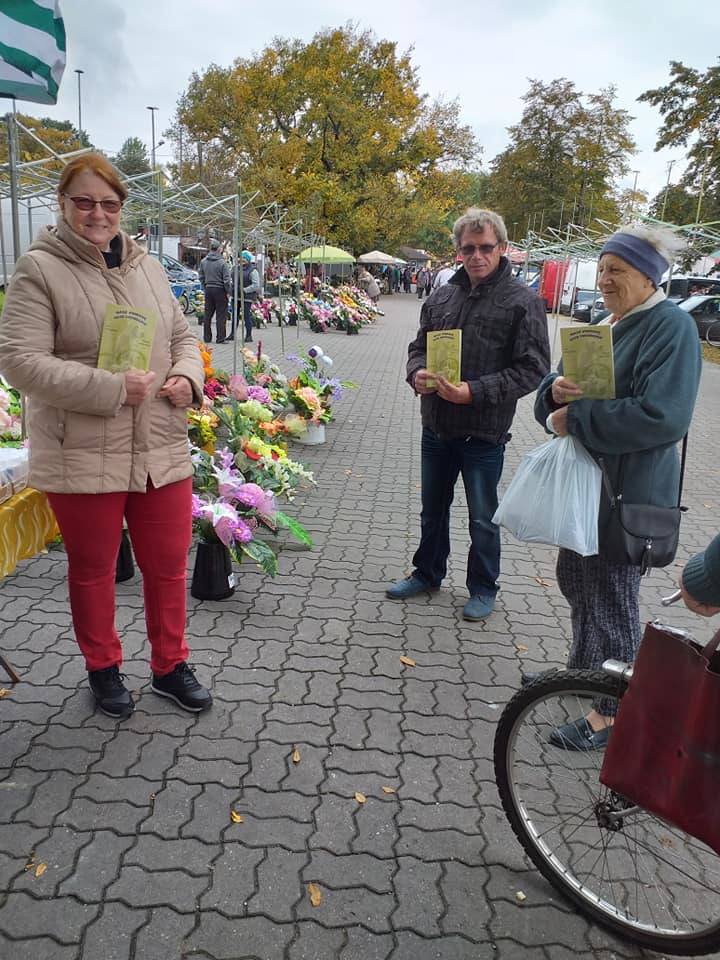 Miłośnicy zwierząt z Łowicza rozdają książeczki "Masz zwierzę - masz obowiązek" [ZDJĘCIA]
