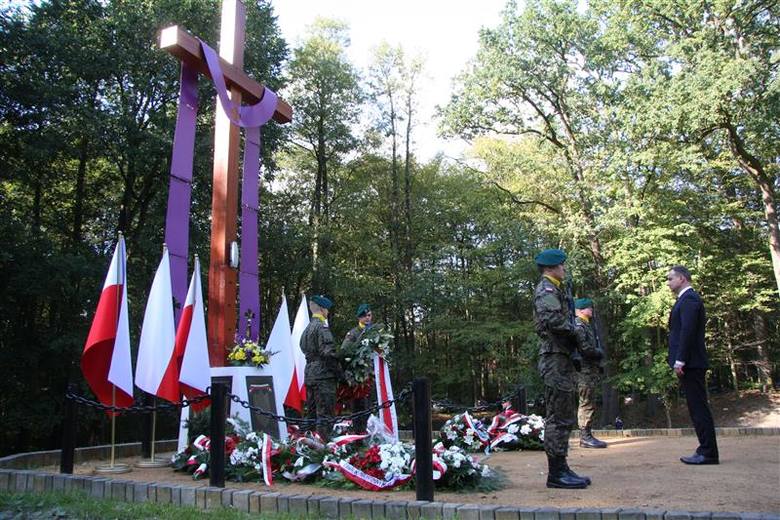 W lesie pod Barutem prezydent Andrzej Duda złożył kwiaty na grobie żołnierzy Narodowych Sił Zbrojnych z oddziału Henryka Flamego "Bartka", zamordowanych przez komunistów we wrześniu 1946 r.