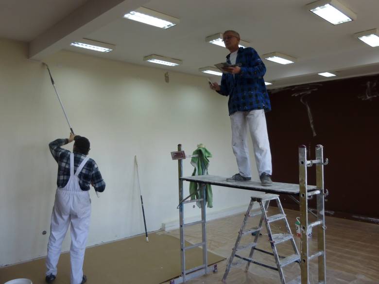 Mieszkańcy Nietkowa w czynie społecznym odmalowani salę w wiejskim domu kultury.