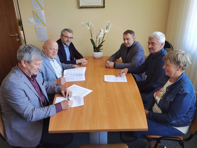 W podpisaniu umowy na budowę chodnika uczestniczyło także kierownictwo Powiatowego Zarządu Dróg w Pińczowie