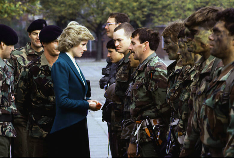Księżna Diana z żołnierzami