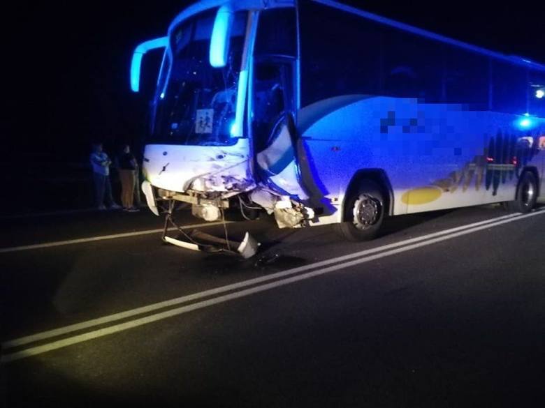 Zderzenie autobusu i osobówki w Brodach. Trzy osoby ranne