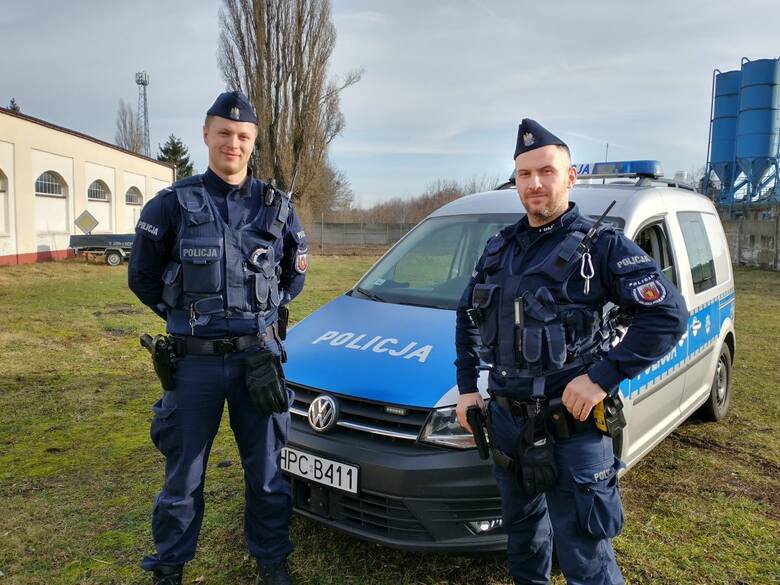 Auto eskortowali  sierż. Waldemar Jagusiak i sierż. Damian Wtorek z policji w Grudziądzu.