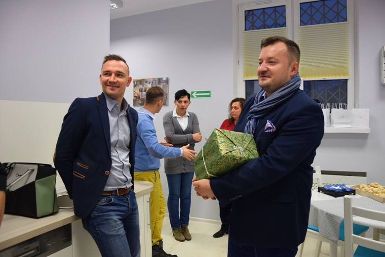 Radny Paweł Wysocki i Krzysztof Sikora, z departamentu przedsiębiorczości i gospodarki komunalnej, podczas oficjalnego otwarcia. 
