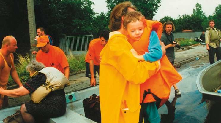 Opole 1997. Przyczółek na moście przy ul. Niemodlińskiej był miejscem, gdzie schodzili ewakuowani powodzianie.