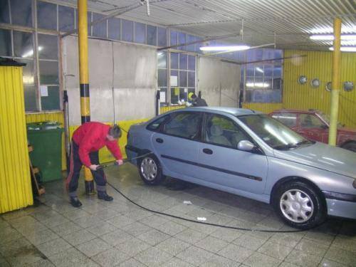 Fot. Grzegorz Burda: Dokładne umycie samochodu zapewnia tylko ręczne mycie.