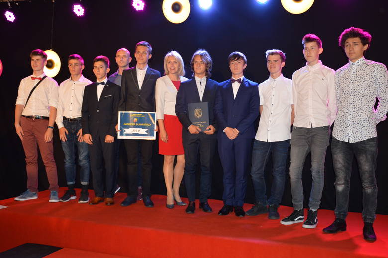 Najlepsi żarscy sportowcy nagrodzeni przez burmistrz Danutę Madej.