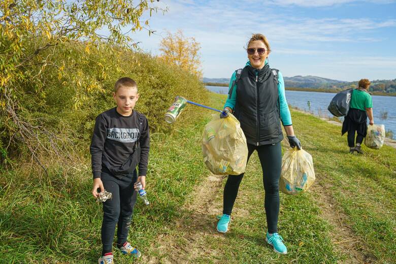 Wolontariusze posprzątali brzegi Jeziora Rożnowskiego, niektóre odpady udało im się wyciągnąć z wody