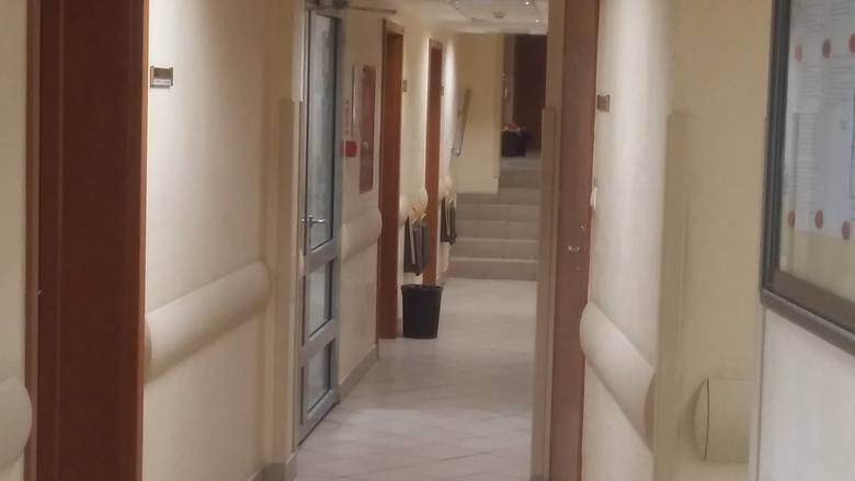 To za tymi metalowymi drzwiami po prawej jest korytarz na pierwsze piętro wydziału zamiejscowego Prokuratury Krajowej w Szczecinie, gdzie w jednym pokojów