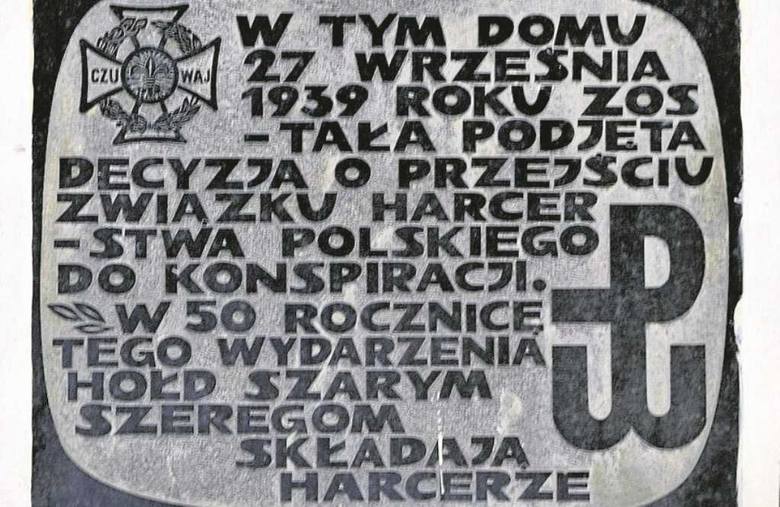 Tablica upamiętniająca powołanie Szarych Szeregów przy ul. Noakowskiego 12 w Warszawie.