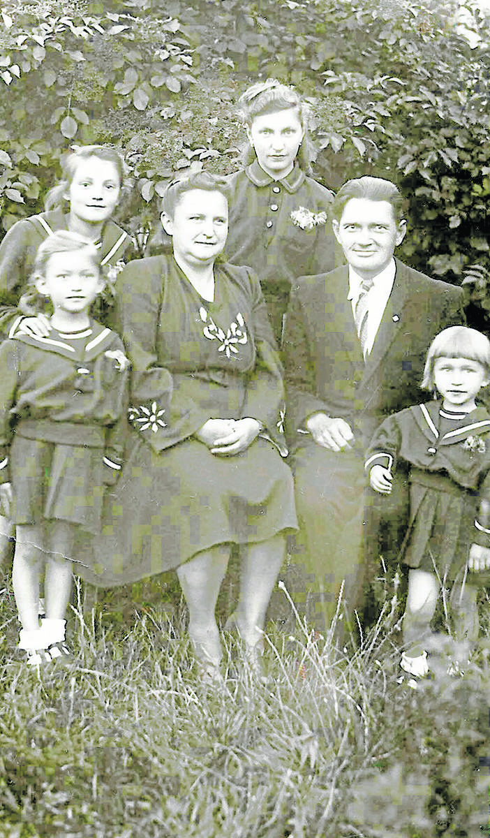 Helena i Stanisław Hofbauerowie z czterema córkami. Najmłodsza to Zdzisława