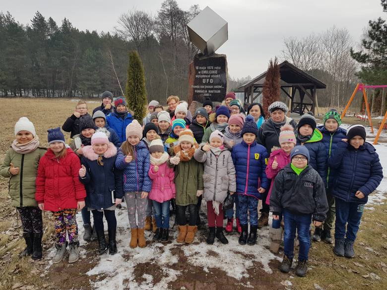 Uczniowie ze Szkoły Podstawowej w Ludmiłówce (powiat kraśnicki) przy pomniku UFO