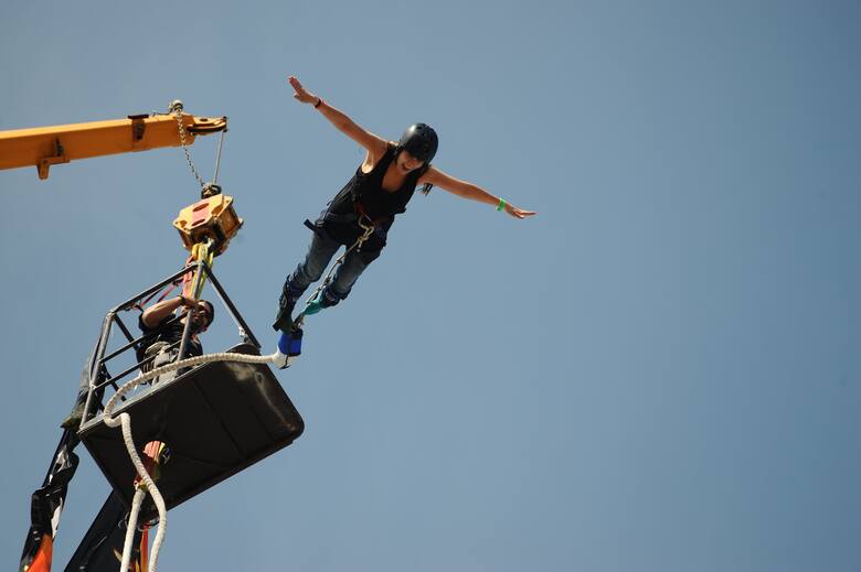 Skoki na bungee czy ze spadochronem to jeden ze sposobów na zapewnienie sobie potężnej dawki adrenaliny.
