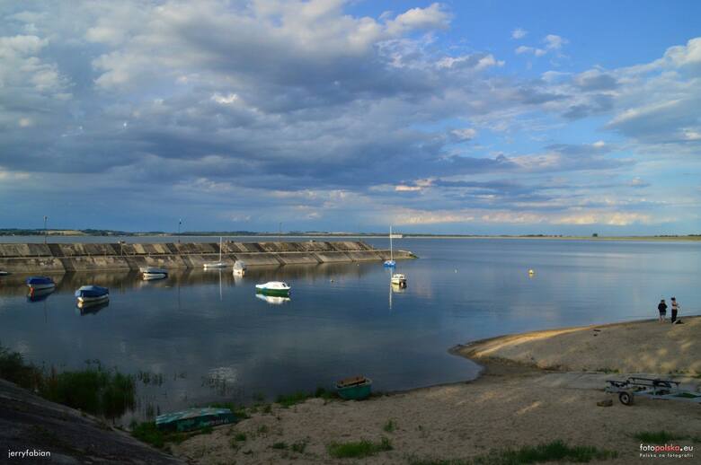 Choć Jezioro Otmuchowskie słynie z portu dla łodzi i żaglówek oraz raju na ziemi dla wędkarzy, latem (czy zimą - jeśli mamy wśród naszych czytelników