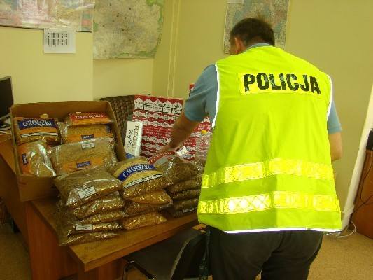 Policjanci znaleźli u handlarza ponad 23 kilogramy tytoniu niewiadomego pochodzenia i 774 paczki papierosów bez polskich znaków akcyzy.