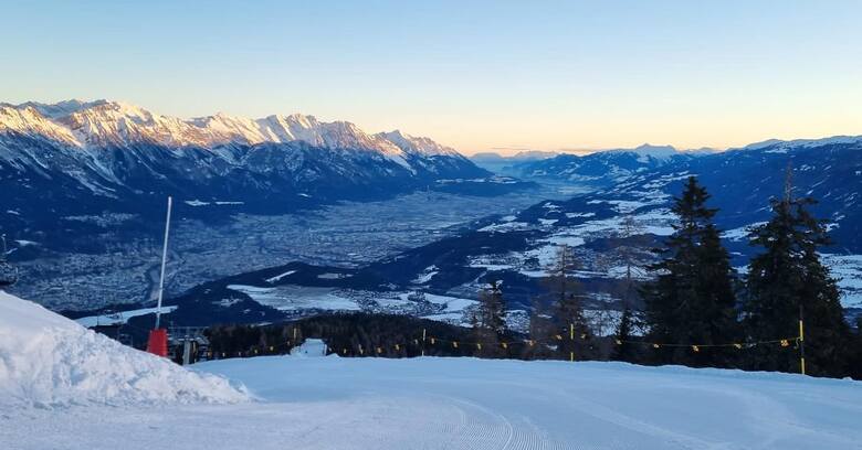 Tramwajem na słowacki stok w austriackim Tyrolu? Muttereralm - to jazda na nartach z widokiem na bajkowy Innsbruck!