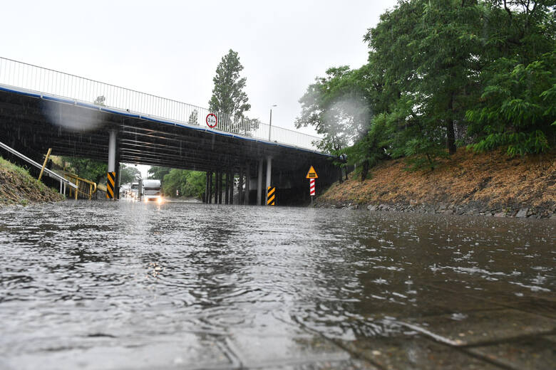 Kompletnie zalany został przejazd pod wiaduktem kolejowym na ul. Sportowej.