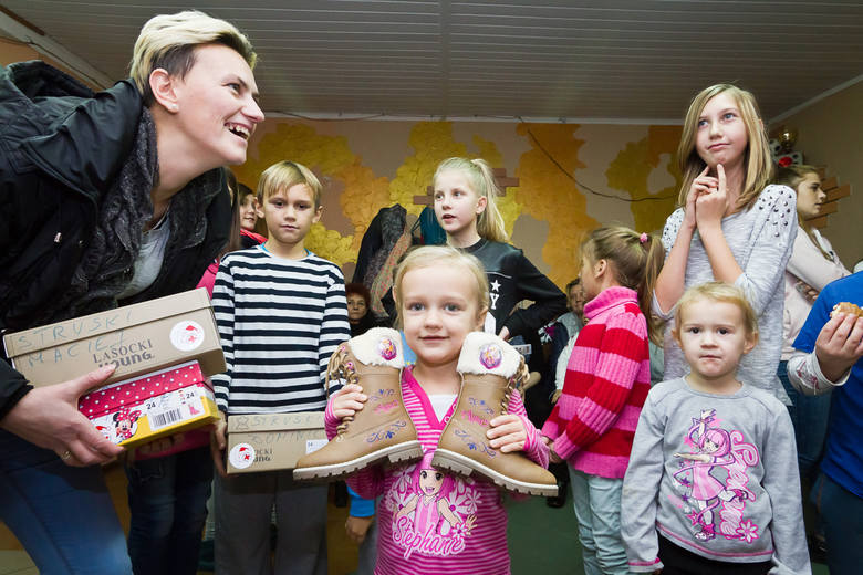 25.11.2015 bydgoszcz pck buty dla biednych dzieci.  fot. tomasz czachorowski/polska press