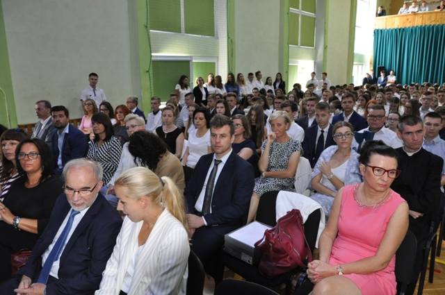 Rozpoczęcie roku szkolnego 2019/2020 w ZSP nr 2 w Łowiczu [ZDJĘCIA KLAS PIERWSZYCH]