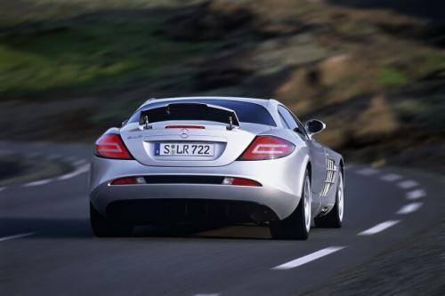 Fot. Mercedes-Benz: Nieważne czy z przodu, czy z tyłu - Mercedes SLR McLaren wygląda równie intrygująco.