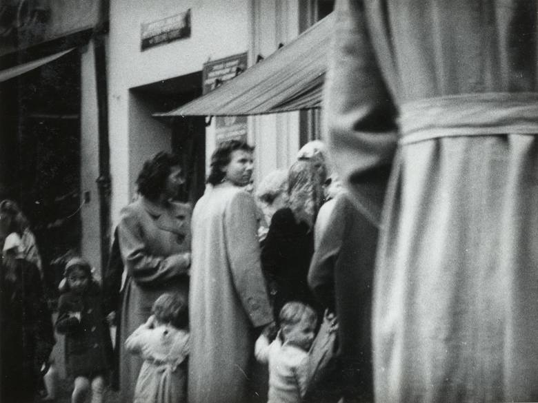Plac Bohaterów Stalingradu przed wejściem do sklepu Delikatesy