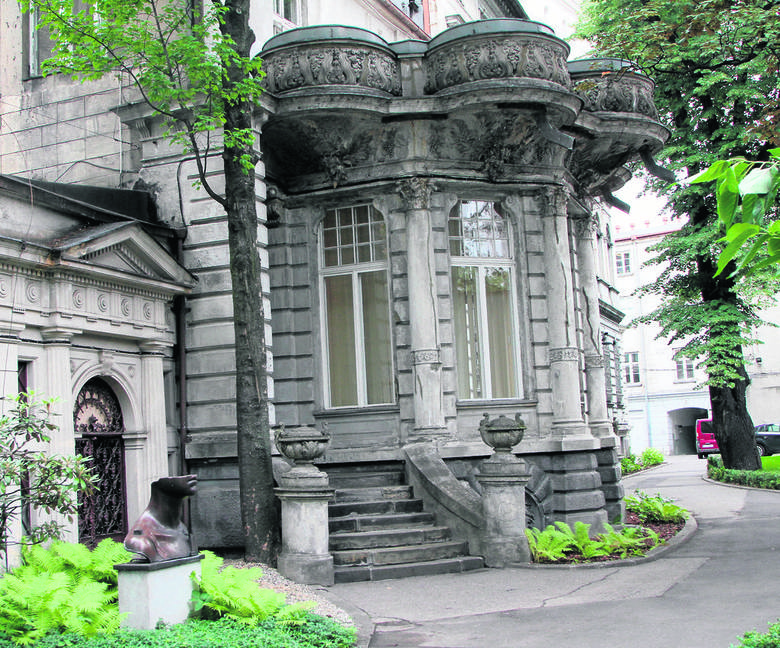 W budynku  magistratu przy pl. Wolności 1 kwietnia 1930 r. urządzono Muzeum Historii i Sztuki im. Juliana i Kazimierza Bartoszewiczów