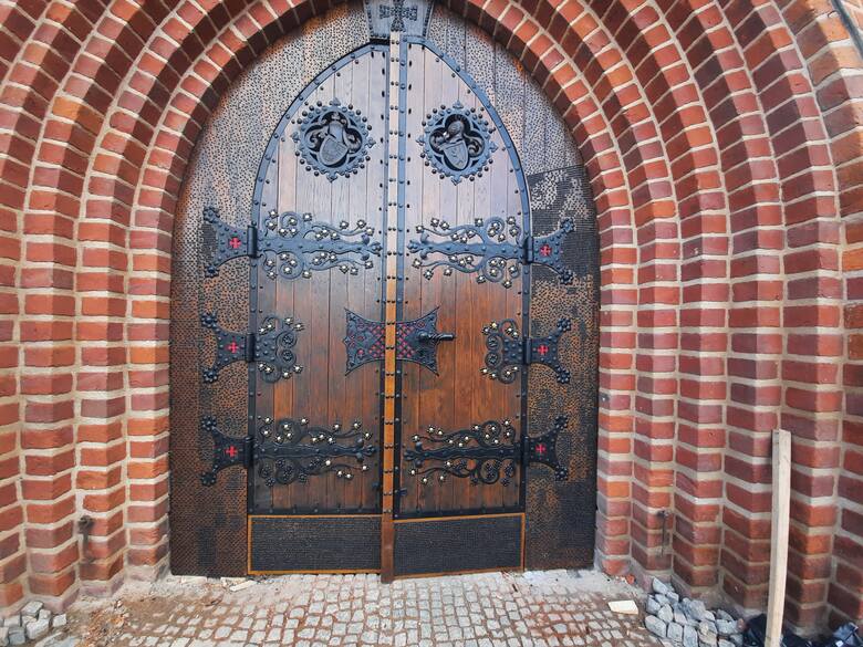 Drzwi do katedry przechodziły renowację od grudnia zeszłego roku.