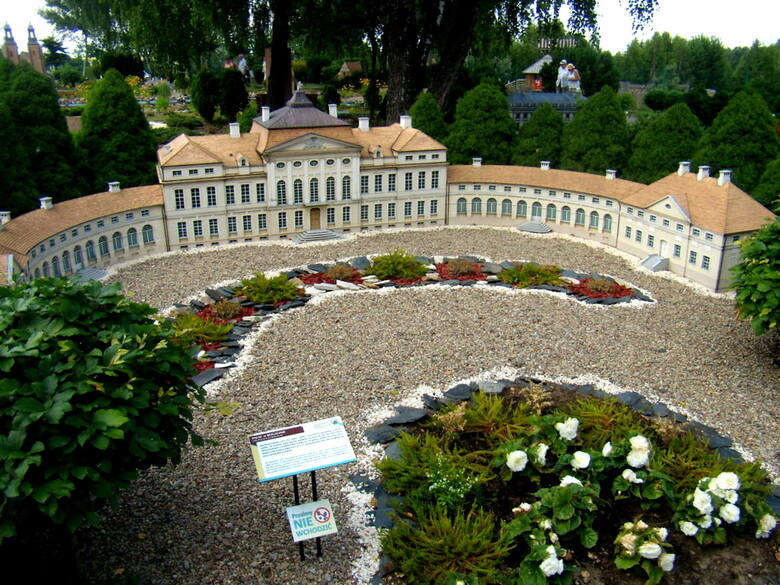 Miniaturowy pałac w skansenie w Pobiedziskach