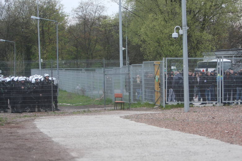Burda przed stadionem w Zabrzu. Policja użyła granatów hukowych