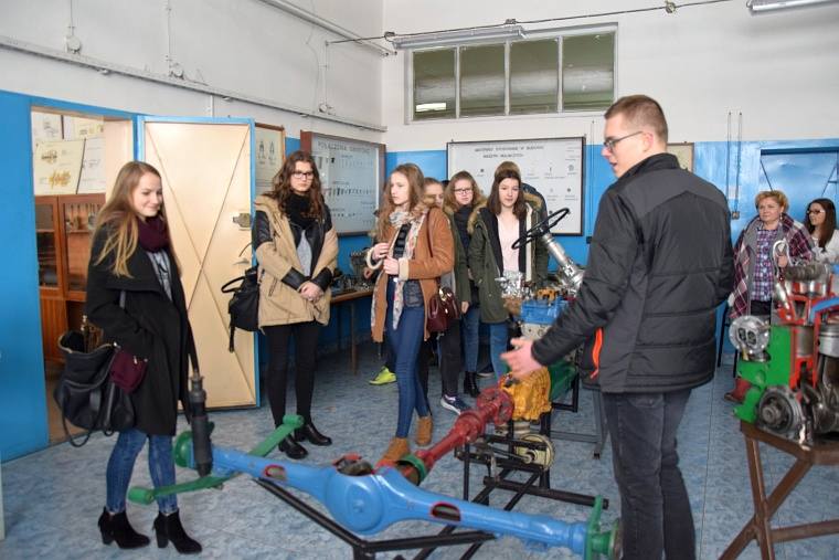 Uczniowie ze Skierniewic i Łyszkowic na warsztatach w łowickiej szkole (Zdjęcia)