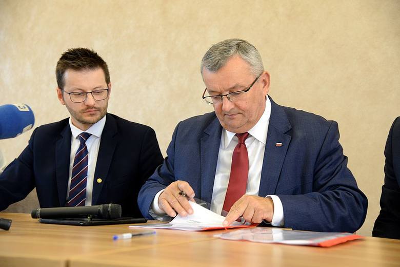 Podczas czwartkowej konferencji minister Andrzej Adamczyk podpisał program inwestycyjny dla budowy południowej obwodnicy Wadowic. A Tomasz Pałasiński,