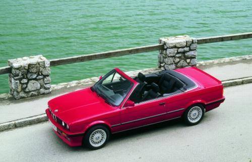 Fot. BMW: Wersje kabriolet opartą na serii 3 drugiej generacji wytwarzano w latach 1993 – 1998. Na zdjęciu kabriolet pierwszej generacji z 1992 r.