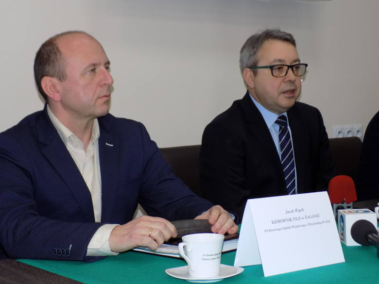 Dyrektor Sławomir Gaik (z prawej)zaznacza, że w miejsce ginekologii będzie laryngologia i okulistyka.Obok Jacek Wąsik, kierownik żagańskiego szpital