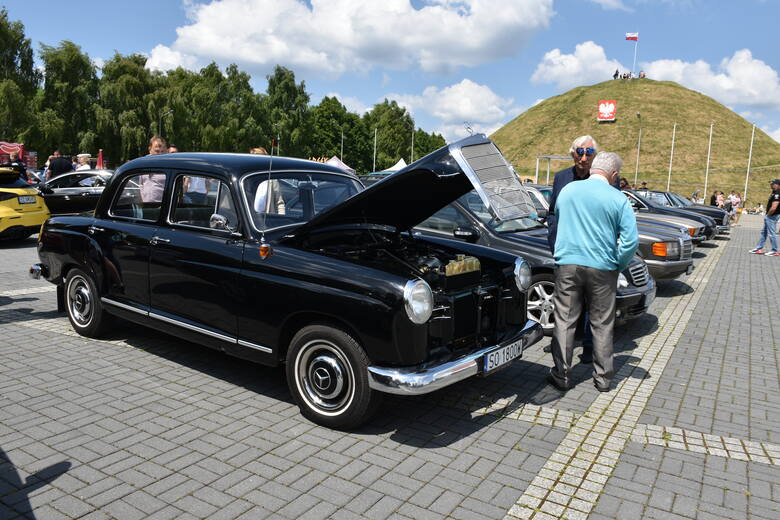 Piękny, czarny Mercedes z 1962 roku był gwiazdą podczas zlotu.