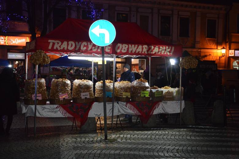 Miejska choinka 2019 na Starym Rynku w Łowiczu [ZDJĘCIA]
