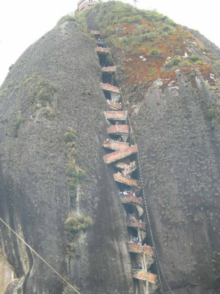 Skała blisko Guatape w Kolumbii. Ta ogromna licząca 2135 m.n.p.m. góra jest jednym z symboli Kolumbii