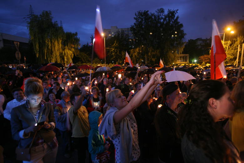 Katowice: Łańcuch światła przed Sądem Okręgowym w Katowicach
