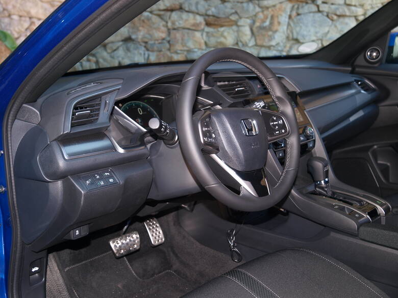 Honda Civic X Civic dotrzymuje kroku rywalom. Ma małe, ale mocne silniki oraz rozbudowane systemy służące bezpieczeństwu i rozrywce. Różni się od nich