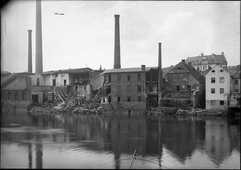 Wodą podmyła się cała ulica Nadbrzeżna, przy której zniszczone również gospodarstwa. Po niemieckiej stronie zerwało ściany fabryki, widocznej na zdj