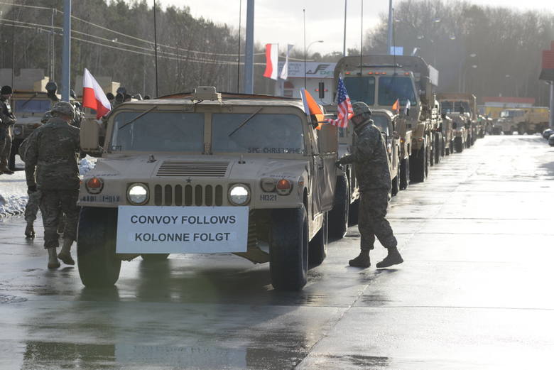 Konwój amerykańskich żołnierzy wjeżdża do Polski.