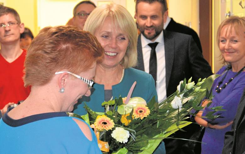 Burmistrz Danuta Madej dostała kwiaty i podziękowania od przyszłych mam zadowolonych z warunków na oddziale.