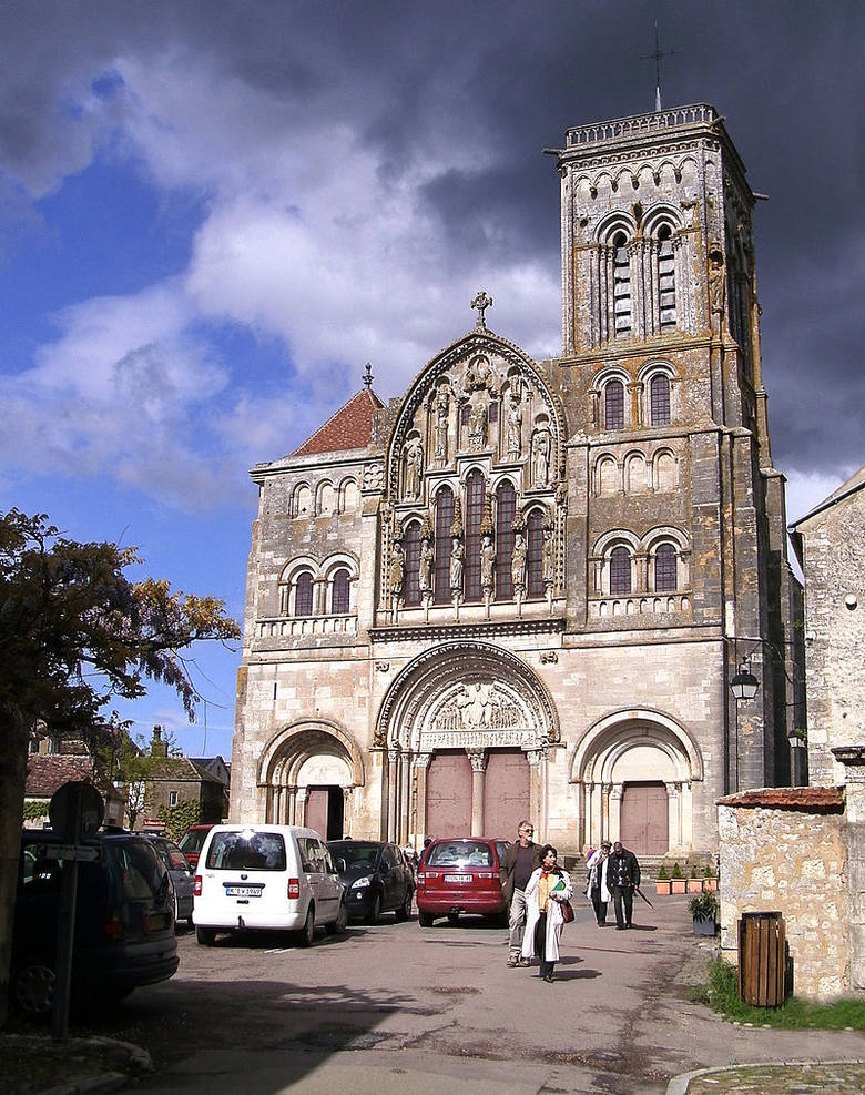 Bazylika Świętej Marii Magdaleny w Vézelay. Ten średniowieczny kościół, jako pierwszy w swojej karierze, odtworzył Viollet-Le-Duc w 1840 roku<br /> 