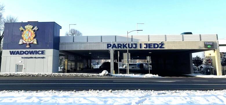 Dworzec autobusowy w Wadowicach wraz z centrum przesiadkowym zyskał nową elewację