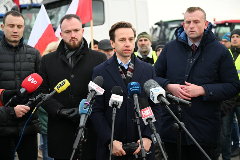 W czwartek rano przed polsko-ukraińskim przejściem granicznym w Medyce rozpoczął się protest rolników. Nz. protestujących odwiedził lider Konfederacji