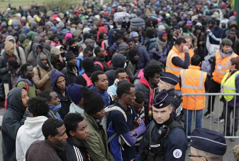 To koniec imigranckiej „dżungli” w Calais [wideo, zdjęcia]